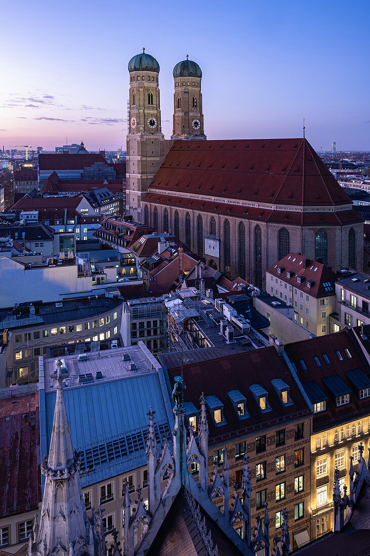 Blick auf die Frauenkirche vom Rathausturm aus, neues Rathaus, München, Bayern, Deutschland