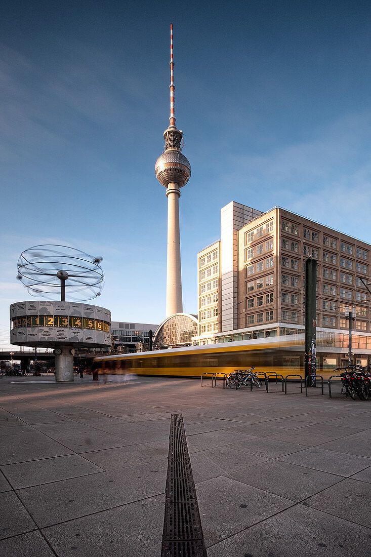 Blick auf den Fernsehturm und die Weltzeituhr vom Alexanderplatz aus, Mitte, Berlin, Deutschland