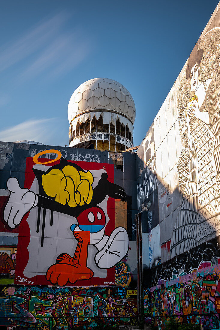 Street Art und Radarkuppel von der ehemaligen Radarstation auf dem Teufelsberg, Grunewald; Berlin; Deutschland; 
