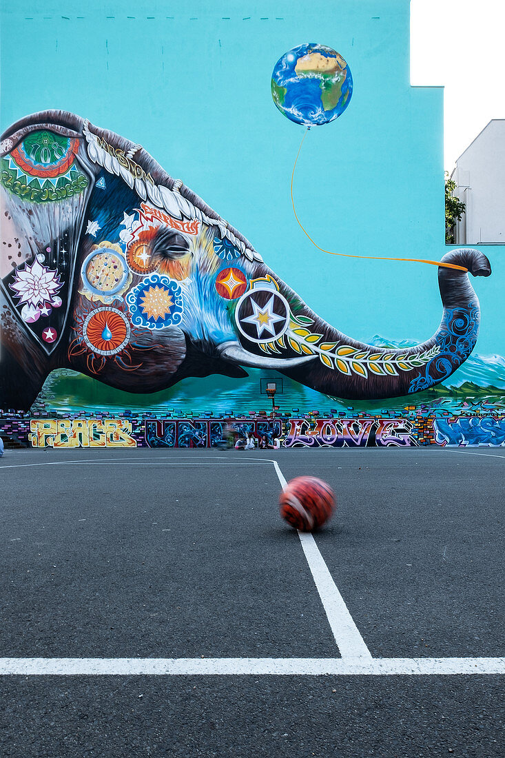 Bild eines riesigen Elefanten an der Brandmauer eines Sportplatzes, Kreuzberg, Berlin, Deutschland,