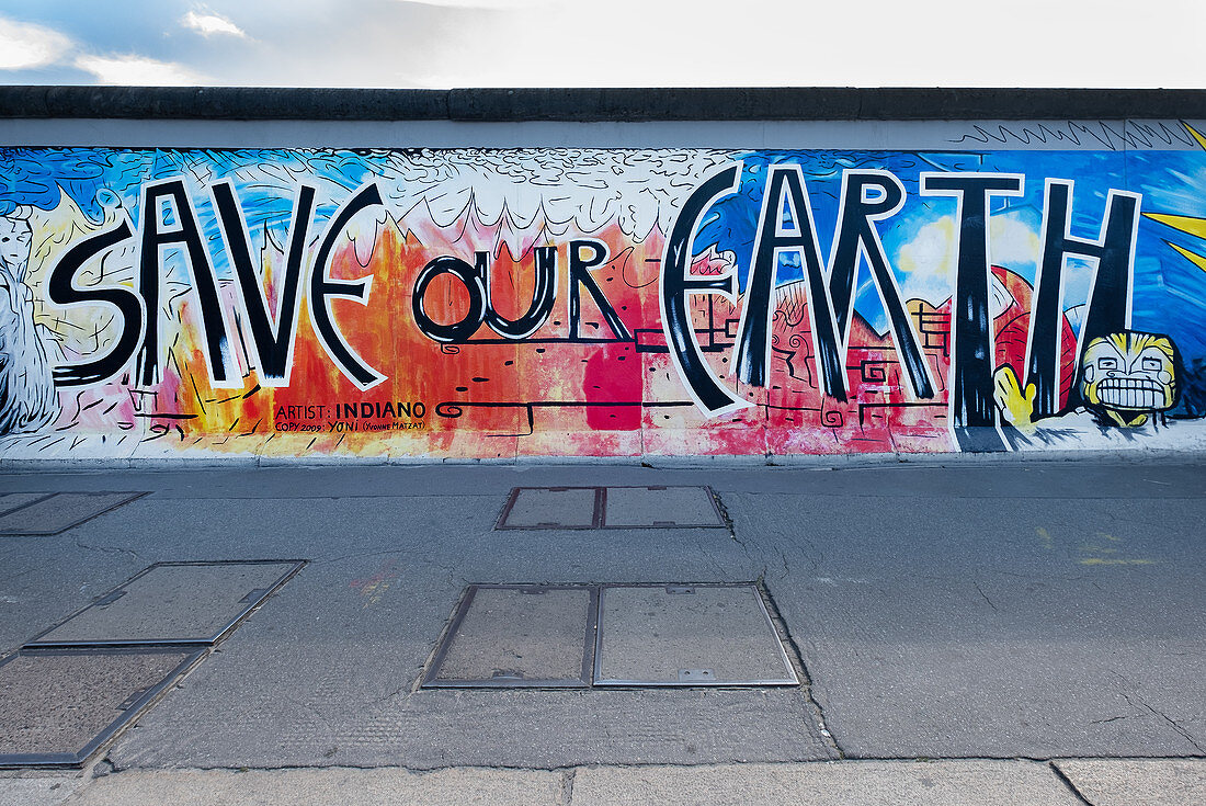 Graffiti mit Save our Earth Text in der East Side Gallery, Friedrichshain-Kreuzberg, Berlin, Deutschland