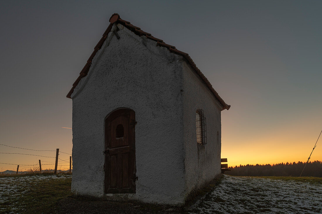 Kleine Kapelle im Gegenlicht am Abend, Seehausen, Starnberger See, Bayern, Deutschland