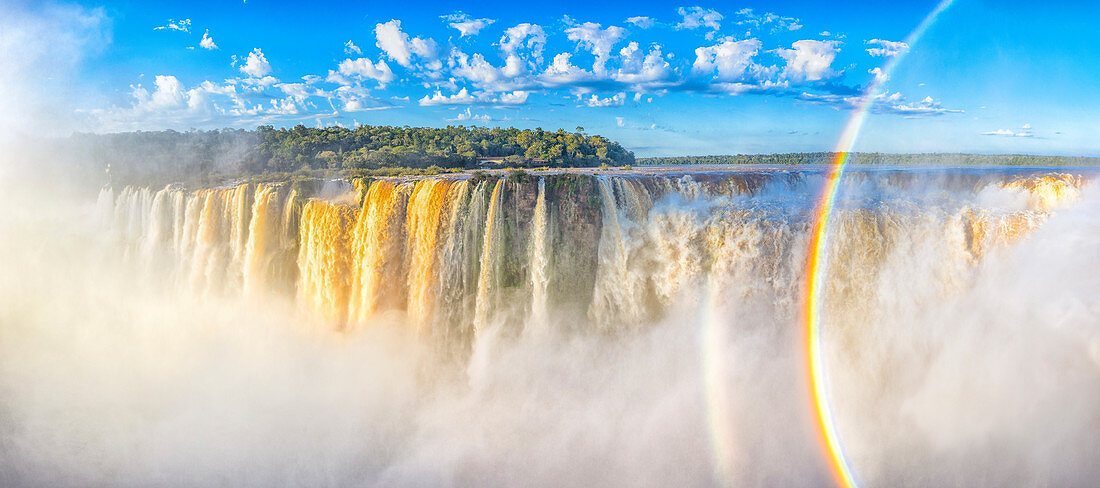 Doppelter Regenbogen im Nebel des Wasserfalls, Devil's Throat, Iguacu Falls, Brasilien