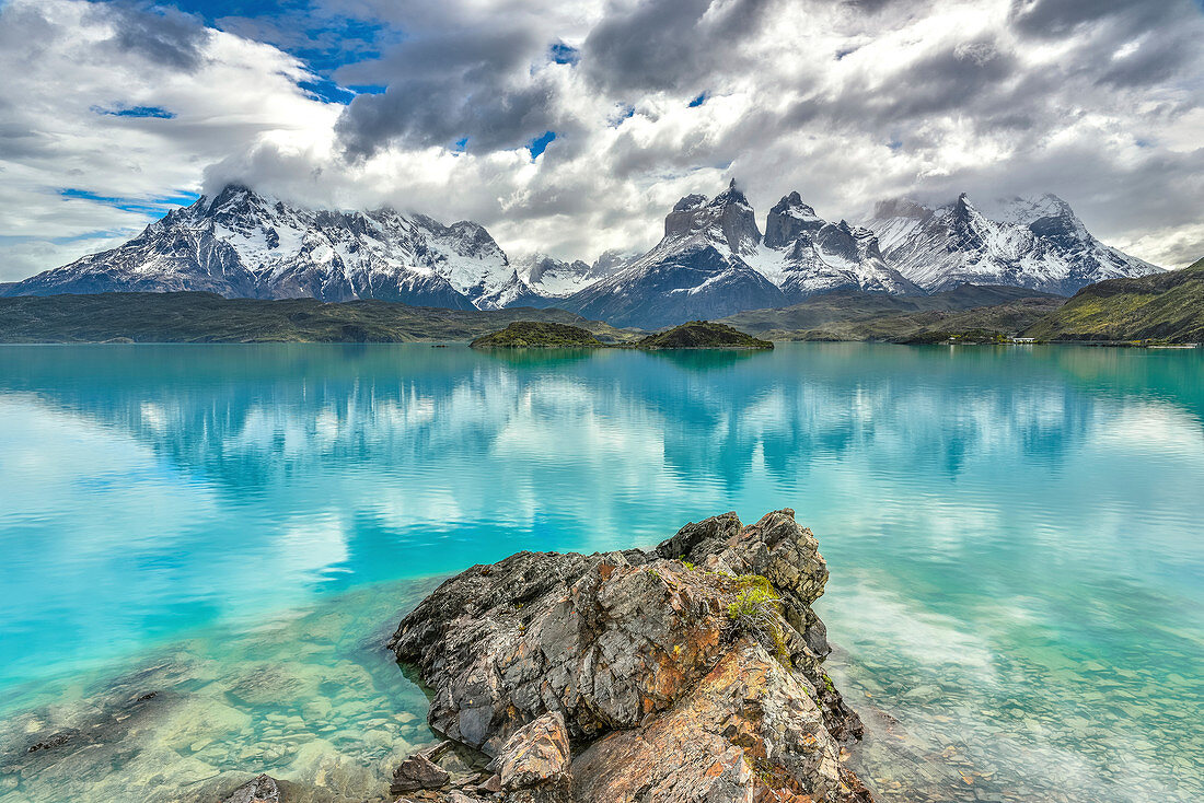 See und Berge, Cuernos del Paine, Torres del Paine Nationalpark, Patagonien, Chile
