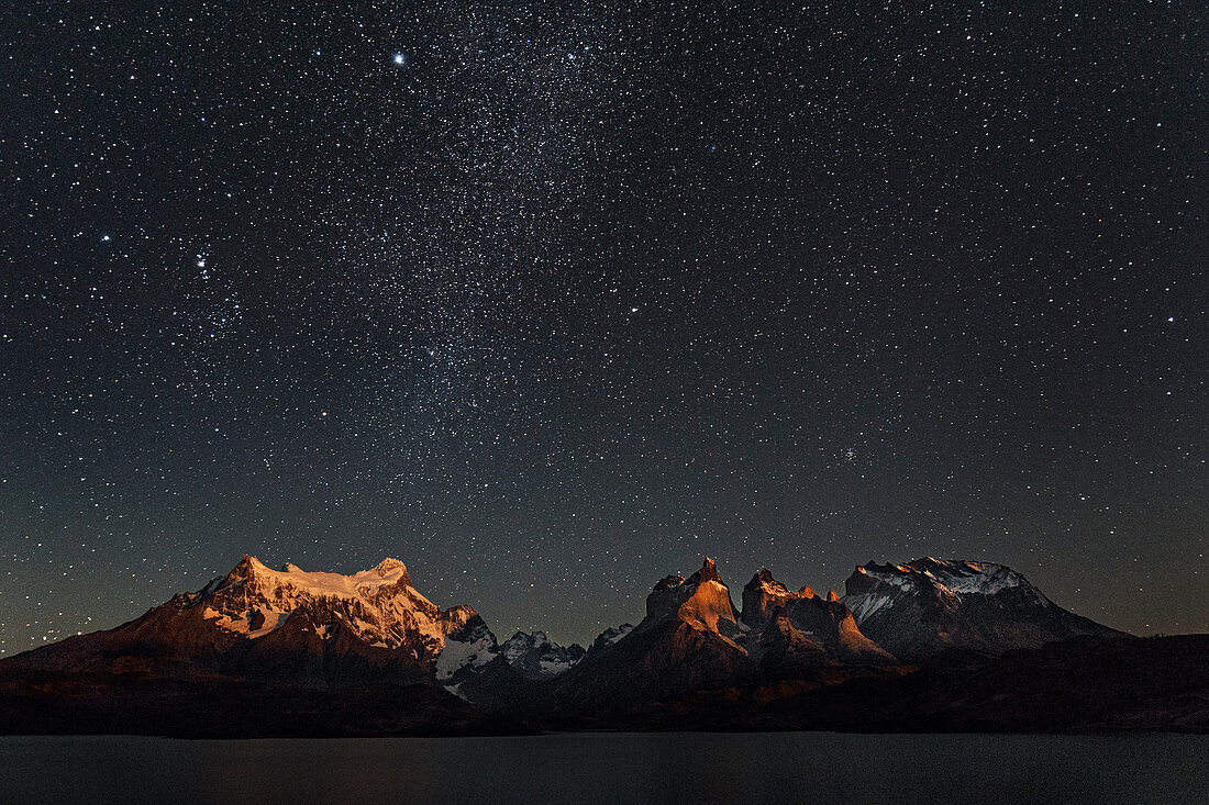 Berg nachts, Paine-Massiv, Torres Del Paine, Nationalpark Torres Del Paine, Patagonia, Chile