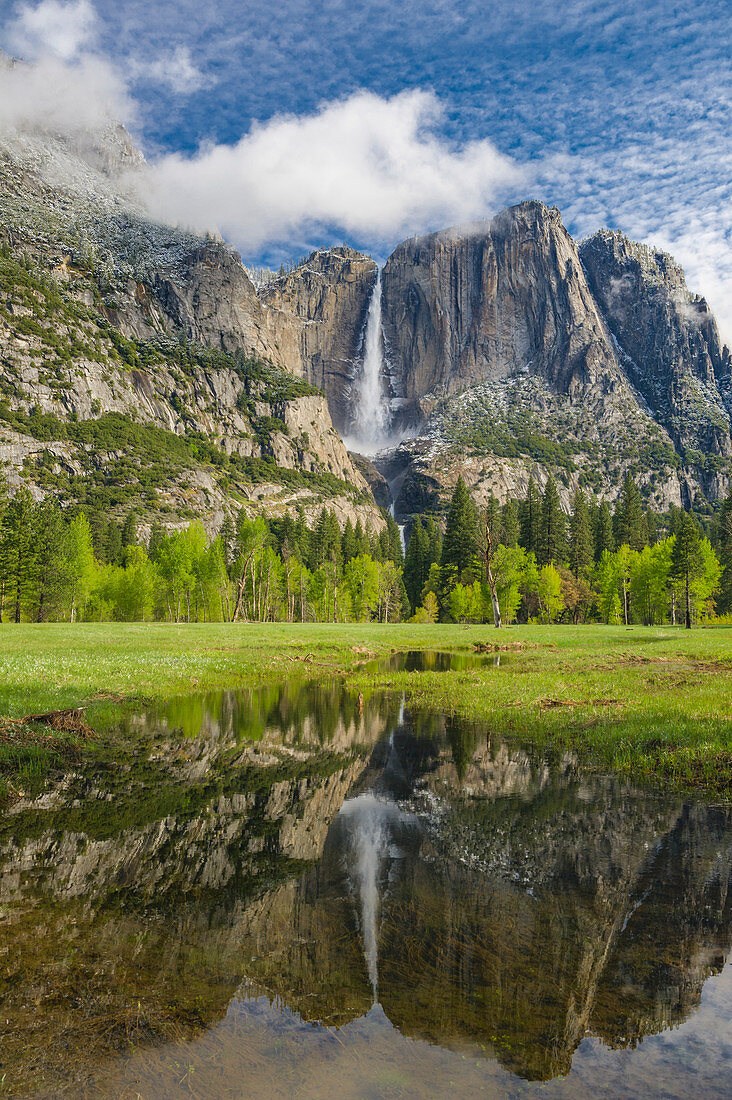Wasserfall reflektierte sich auf überschwemmter Wiese, Yosemite Falls, Yosemite Nationalpark, Kalifornien