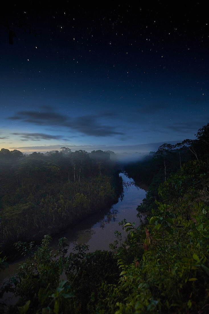 Fluss im tropischen Regenwald in der Dämmerung, Tambopata-Forschungszentrum, Peru