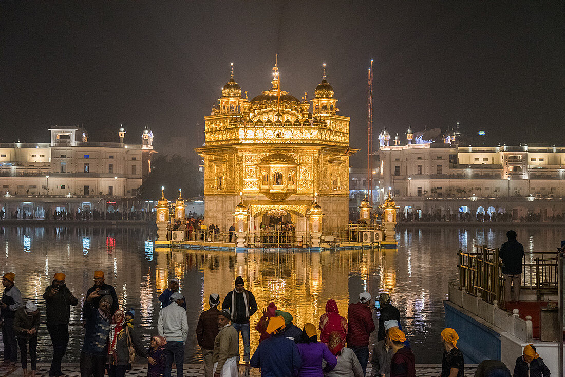 Harmandir Sahib, auch Goldener Tempel genannt, nachts, Amritsar, Punjab, Indien, Asien