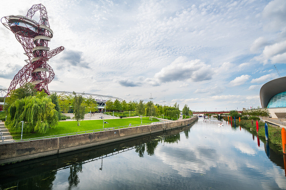 Blick auf das Orbitz und London Aquatic Centre über den Three Mills River, Queen Elizabeth Park, Stratford, London, England, Großbritannien, Europa