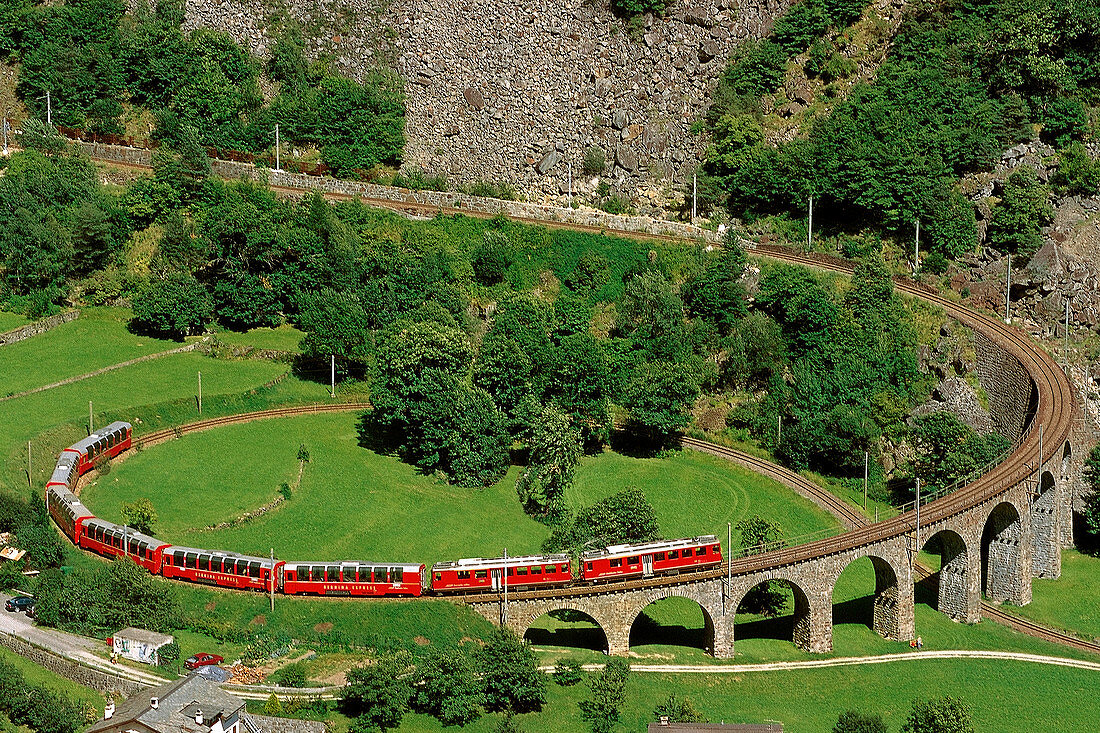 Der Bernina Express, Viadukt von Brusio, UNESCO-Welterbestätte, Lombardei, Italien, Europa