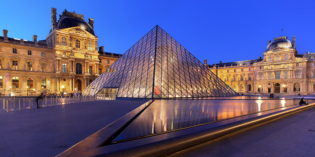 Louvre Museum und Pyramide, Paris, Frankreich, Europa
