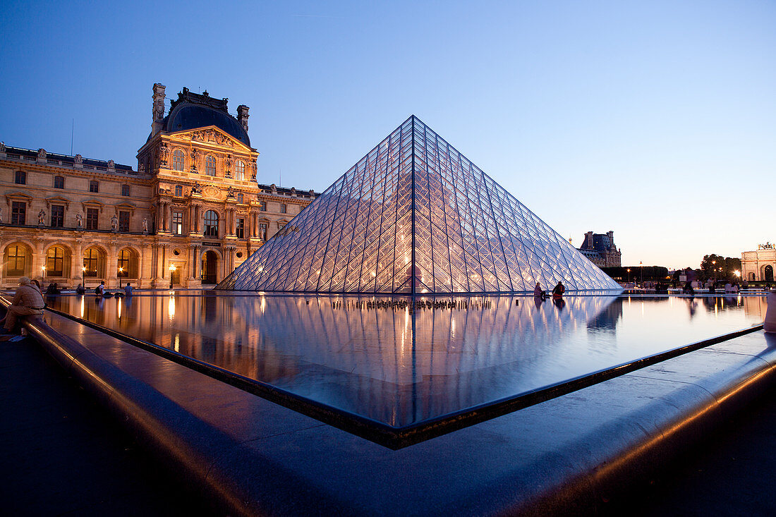 Louvre Museum und Pyramide, Paris, Frankreich, Europa