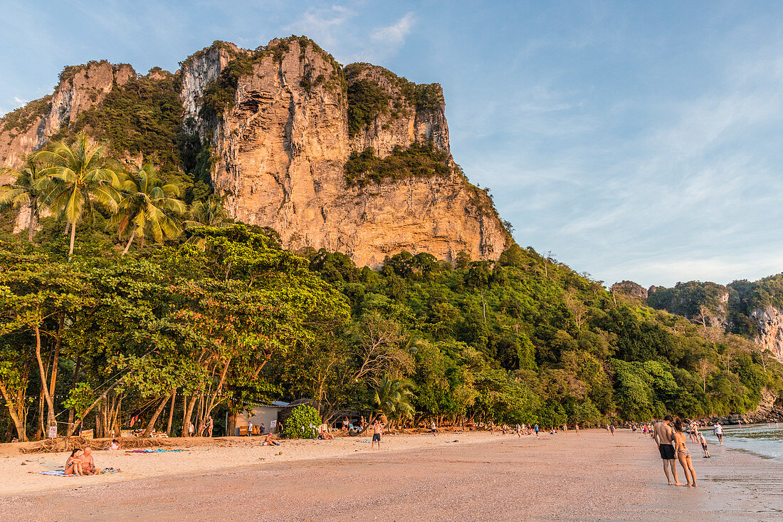 Karstlandschaft am Strand von Ao Nang in Krabi, Thailand, Südostasien, Asien