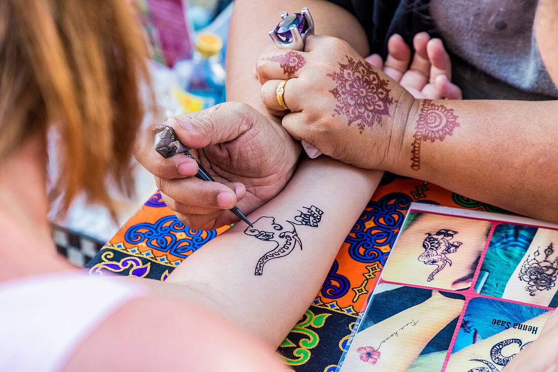 Ein Henna-Tattoo, Walking Street Nachtmarkt in der Altstadt von Phuket, Thailand, Südostasien, Asien