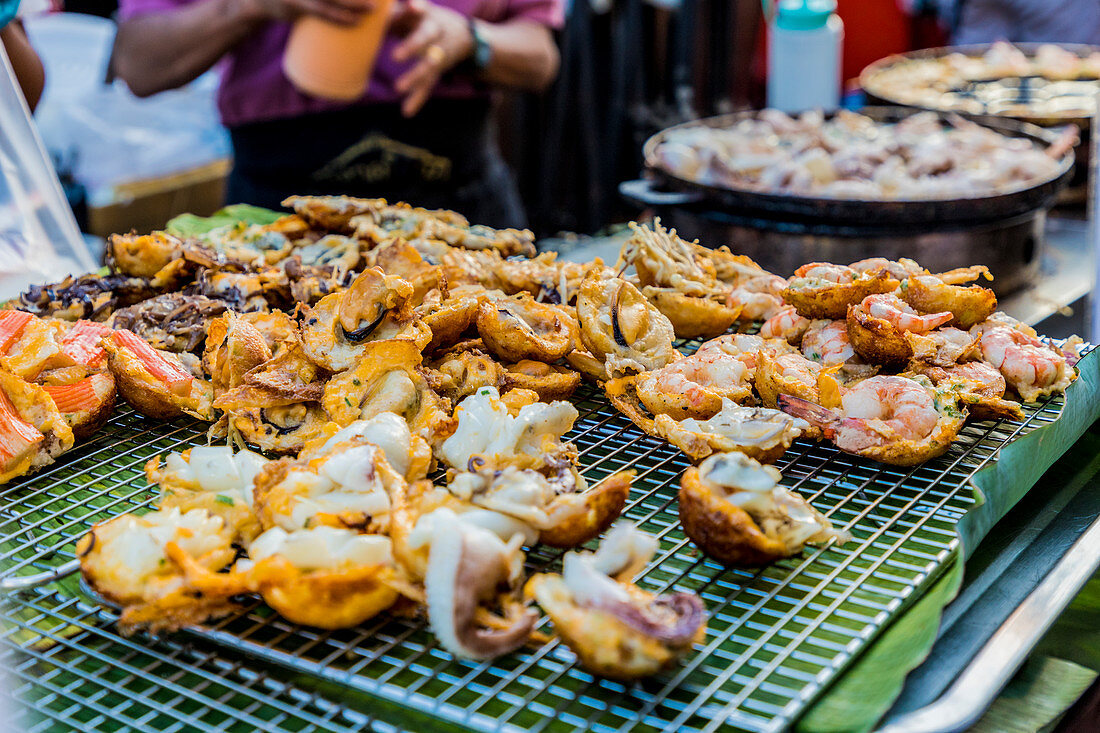 Frittierte Meeresfrüchte auf dem berühmten Nachtmarkt in der Altstadt von Phuket, Phuket, Thailand, Südostasien, Asien