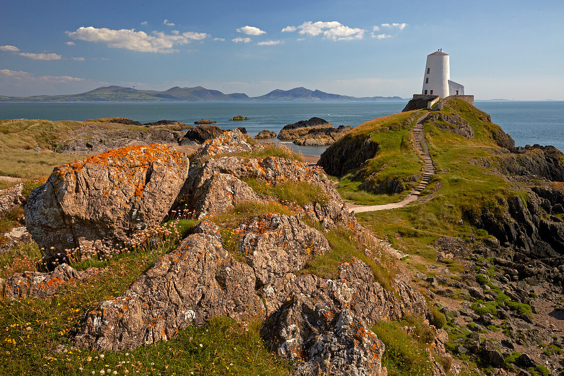 Twr Mawr Lighthouse auf Llanddwyn-Insel, Anglesey, Nordwales, Vereinigtes Königreich, Europa