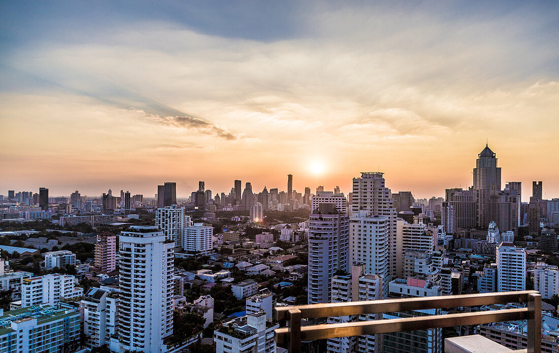 Skyline von Bangkok bei Sonnenuntergang