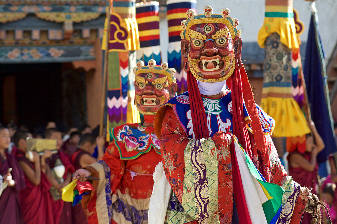 Maskierte Tänzer und Mönche bei Maskentanz, Fest im Kloster Gangteng, Phobjikha Tal, Bhutan, Himalaya, Asien