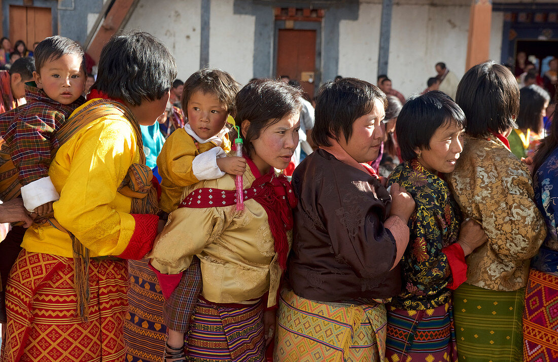 Frauen stehen zur Segnung Schlange, Maskentanz, Fest im Kloster Gangteng, Phobjikha Tal, Bhutan, Himalaya