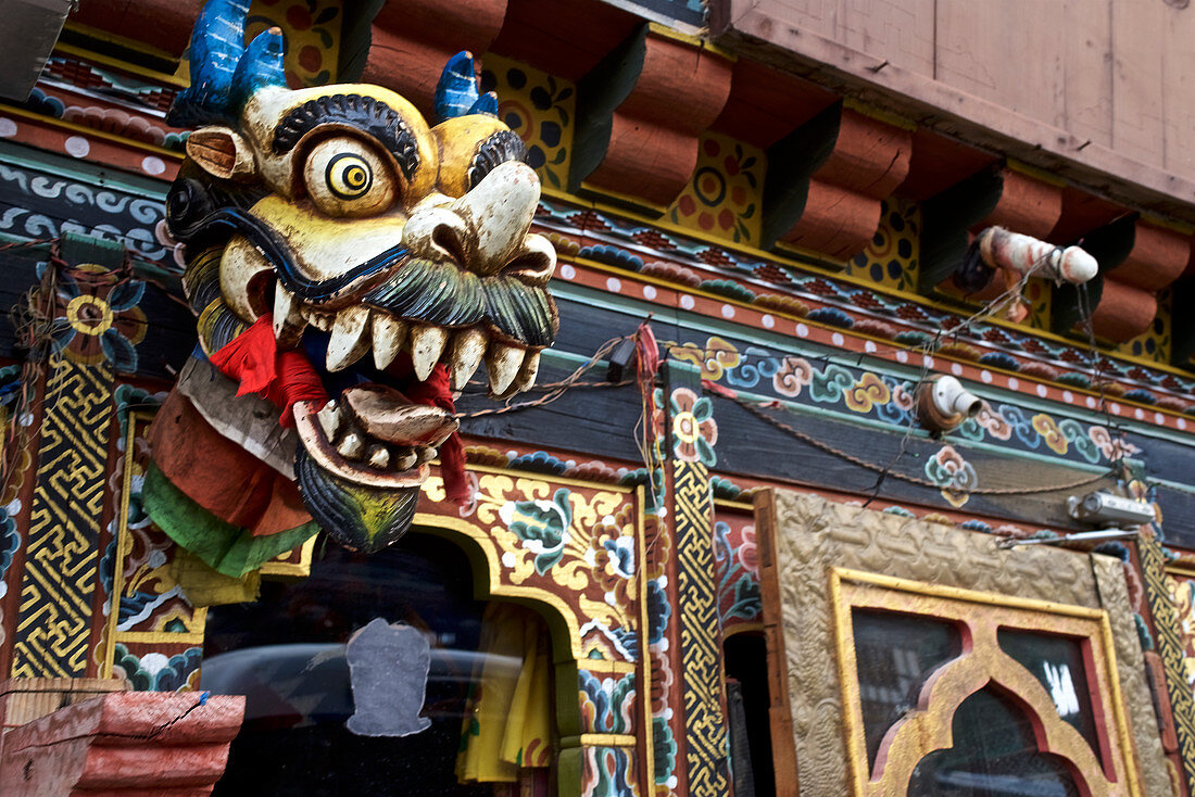 Gehörnte Maske an einem Haus in Jakar, Bumthang Tal, Bhutan, Himalaya, Asien