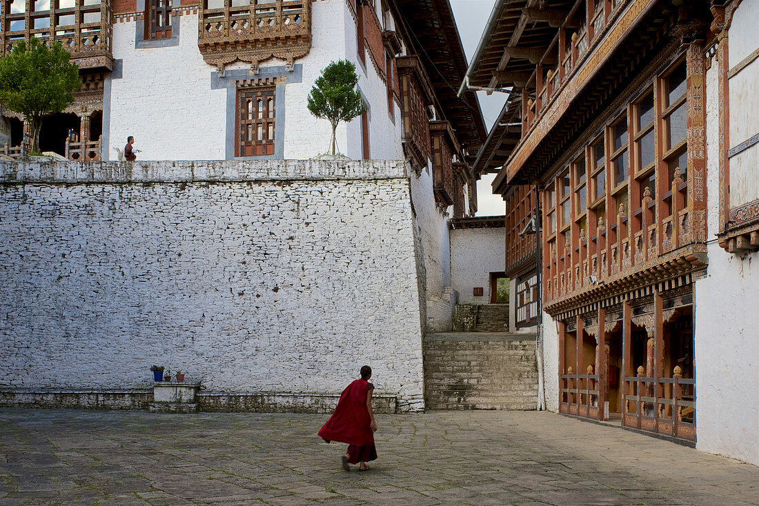 Trongsa Dzong, ein Mönch im Innenhof, Bhutan, Himalaya, Asien