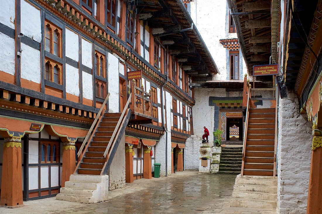 Innenhof im Jakar Dzong im Chamkhar-Tal, Bumthang, Bhutan, Himalaya, Asien