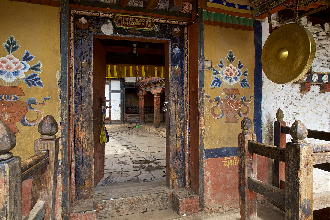 Tor zum Thamshing Lhakhang im Bumthang Tal, Bhutan, Himalaya, Asien