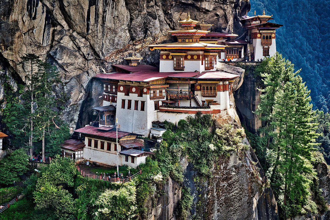 Das Kloster Taktsang oder Tigernest in einer Felswand, buddhistisches...