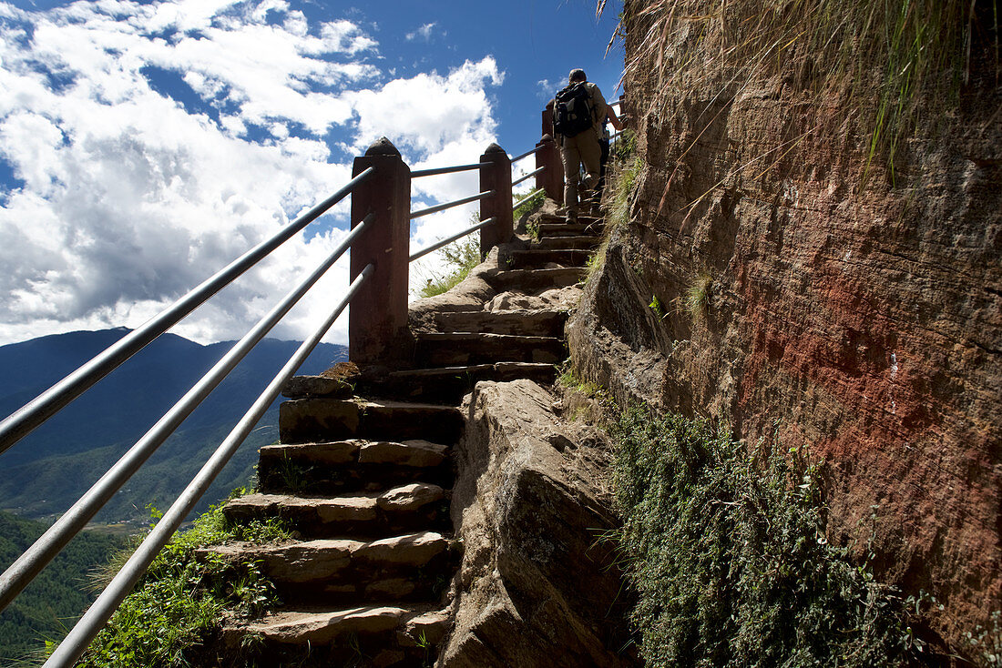 Treppe zum Kloster Taktsang oder Tigernest in einer Felswand, buddhistisches Kloster im Parotal, Bhutan, Himalaya