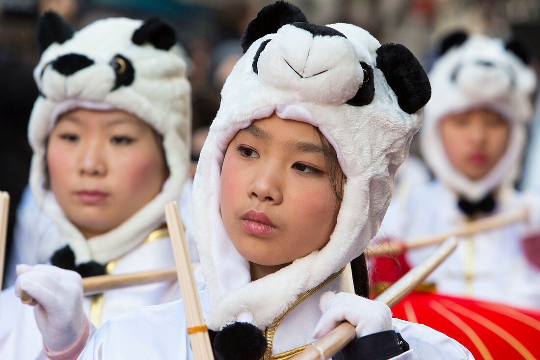 Jugendliche Mädchen gekleidet als Pandas mit chinesischen Laternen bei der Parade des Chinesischen Neujahrsfests, Paris, Frankreich
