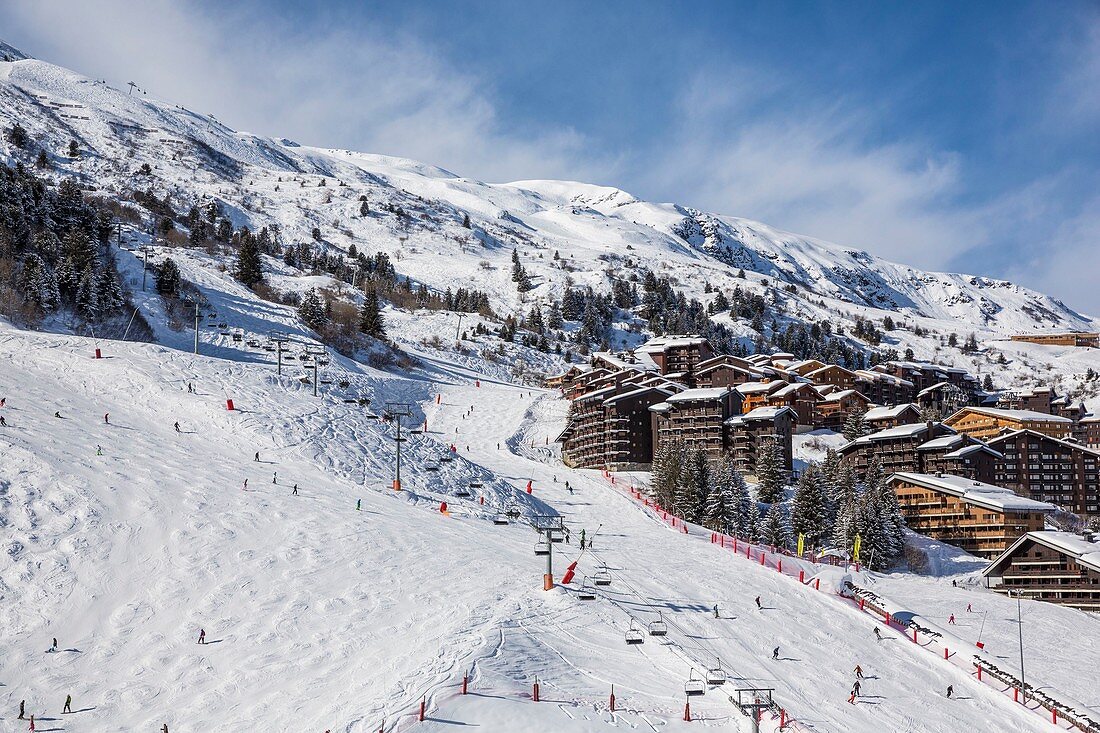 Frankreich, Savoyen, Tarentaise, Meribel Mottaret ist eines der größten Skigebiete in Frankreich, im Herzen von Les Trois Vallees (Die drei Täler), einem der größten Skigebiete der Welt mit 600 km markierten Loipen, westlicher Teil von das Vanoise-Massiv, im Hintergrund die Dent de Burgin (2738 m)