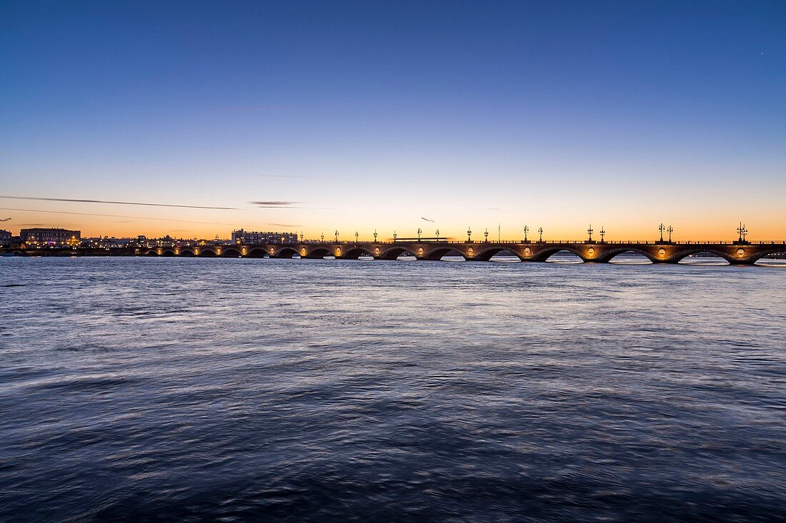 Frankreich, Gironde, Bordeaux, UNESCO-Weltkulturerbe. Die Steinbrücke über die Garonne, die im Auftrag Napoleons zwischen 1810 und 1822 erbaut wurde, wurde von den Ingenieuren Claude Deschamps und Jean Baptiste Basilides Billaudel entworfen