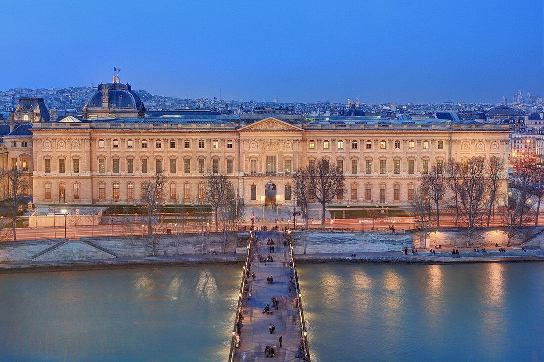 Ufer der Seine mit dem Louvre-Museum und der Kunstbrücke, UNESCO Weltkulturerbe, Paris, Frankreich