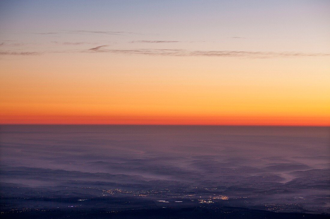 Blick auf Sonnenaufgang vom Observatorium, Pic du Midi de Bigorre (2877 m), La Mongie, Bagneres de Bigorre, Pyrenäen, Frankreich