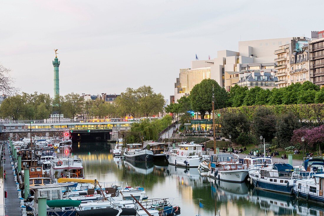 Port de l'Arsenal und die Julisäule, Bastille, Paris, Frankreich