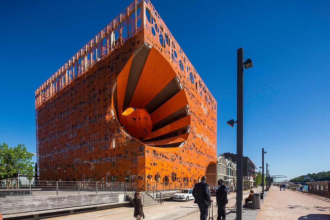 Frankreich, Rhone, Lyon, La Confluence neues Viertel im Süden des Presqu'ile (Halbinsel), der Pavillon des Salins wird von den Architekten Dominique Jakob und Brendan Mac Farlane auf dem alten Gelände von Port Rambaud auch Orange Cube genannt