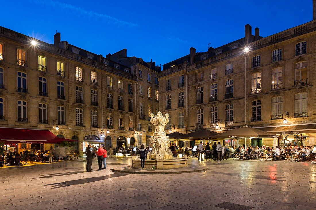 Frankreich, Gironde, Bordeaux, UNESCO-Weltkulturerbe, Parlamentsplatz und Parlamentsbrunnen aus dem Zweiten Kaiserreich. Es wurde 1865 installiert und vom Architekten Louis Michel Bordeaux Garros entworfen