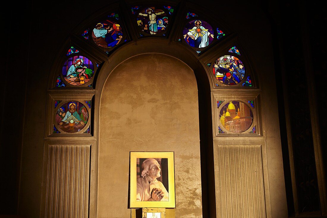 Frankreich, Paris, die St. Christophe de Javel-Kirche, die dem Schutzpatron der Reisenden, dem Heiligen Johannes Vianney, gewidmet ist, erzählte der Cure d'Ars