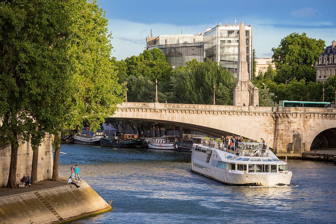 Seine-Ufer, Pont Neuf, UNESCO Weltkulturerbe, Paris, Frankreich, Flussboot