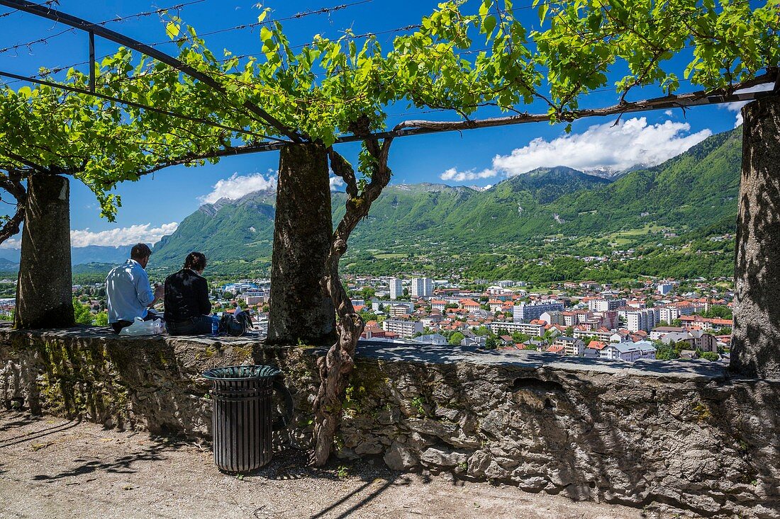 Frankreich, Savoie, Albertville, Blick auf das Bauges-Massiv vom Park des Petite Roche der mittelalterlichen Stadt Conflans