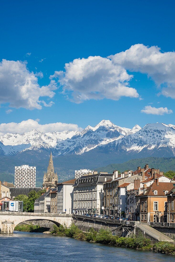 Frankreich, Isère, Grenoble, die Ufer des Flusses Isère, die Kirche Saint Andre aus dem 13. Jahrhundert und das Belledonne-Massiv im Hintergrund