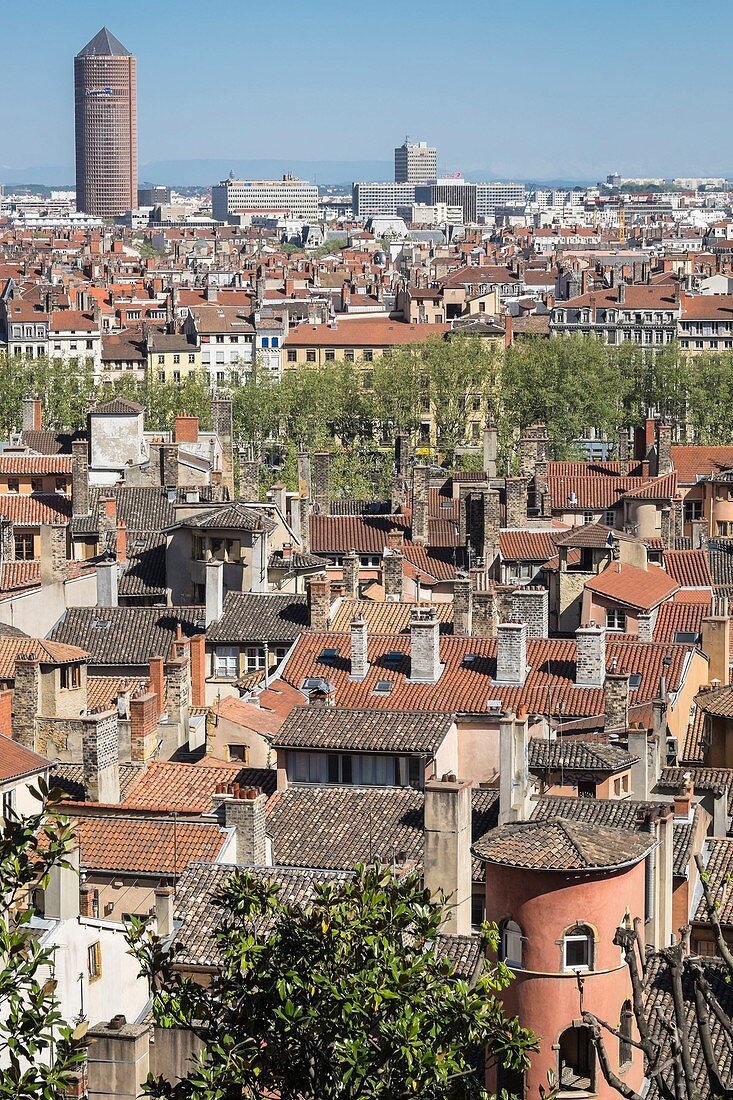 Frankreich, Rhone, Lyon, historische Stätte, UNESCO Weltkulturerbe, Panorama vom Fourvière-Hügel, Maison du Crible, auch Tour Rose genannt, im alten Lyon im Vordergrund und La Part Dieu-Turm im Hintergrund