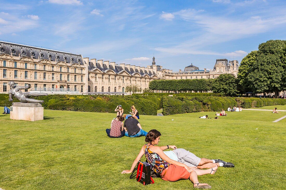 Frankreich, Paris, Weltkulturerbe der UNESCO, im Hintergrund Jardin du Carrousel, Statuen des Mayol Louvre