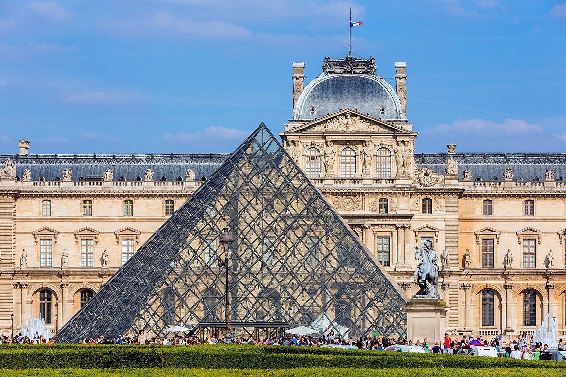 Frankreich, Paris, UNESCO-Weltkulturerbe, Louvre-Museum, Louvre-Pyramide des Architekten Ieoh Ming Pei und Fassade des Pavillons Richelieu