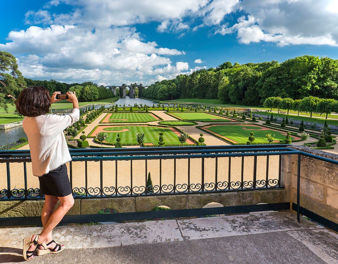 Frankreich, Eure et Loir, Maintenon, Château de Maintenon, Neuer französischer Garten, im Auftrag des Generalrates von Eure et Loir und unter der Leitung von Patrick Pottier im Geiste des von Le Notre aufgestellten Plans