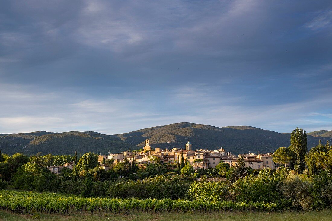 Frankreich, Vaucluse, Regionaler Naturpark des Luberon, Lourmarin, im Hintergrund Les Plus Beaux Villages de France (die schönsten Dörfer Frankreichs), das Dorf und das Lubéron-Massiv