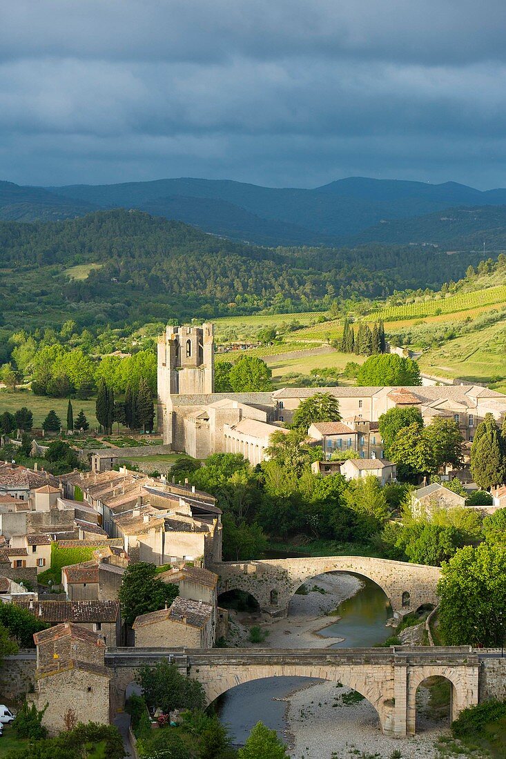 Frankreich, Aude, Lagrasse, ausgezeichnet mit 'Les Plus Beaux Villages de France' (Die schönsten Dörfer Frankreichs), Gesamtansicht des Dorfes, des Orbieu-Flusses und der Abtei Sainte Marie de Lagrasse