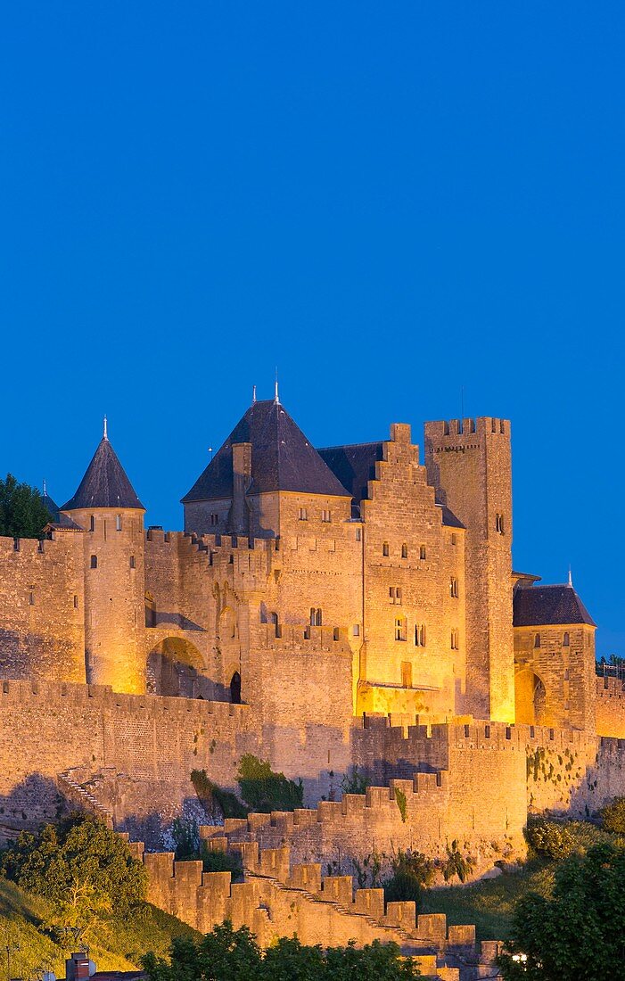 Frankreich, Aude, Carcassonne, mittelalterliche Stadt, UNESCO Weltkulturerbe, die Stadtmauer an der Westseite der Porte d'Aude (Aude-Tor)