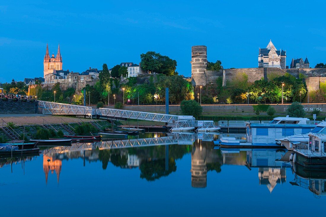 Frankreich, Maine et Loire, Angers, der Flusshafen und das Schloss der Herzöge von Anjou, Kathedrale Saint Maurice im Hintergrund