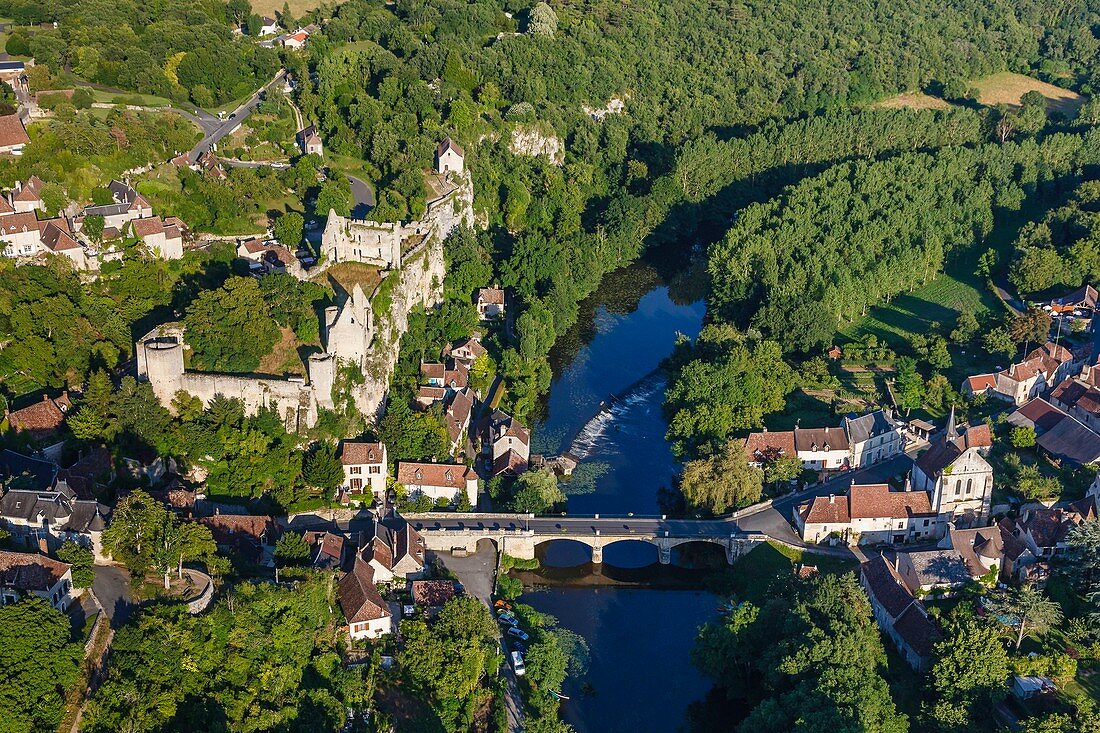 Frankreich, Vienne, Angles sur l'Anglin, ausgezeichnet mit 'Les Plus Beaux Villages de France' (Die schönen Dörfer Frankreichs), das Schloss und der Fluss l'Anglin (Luftaufnahme)